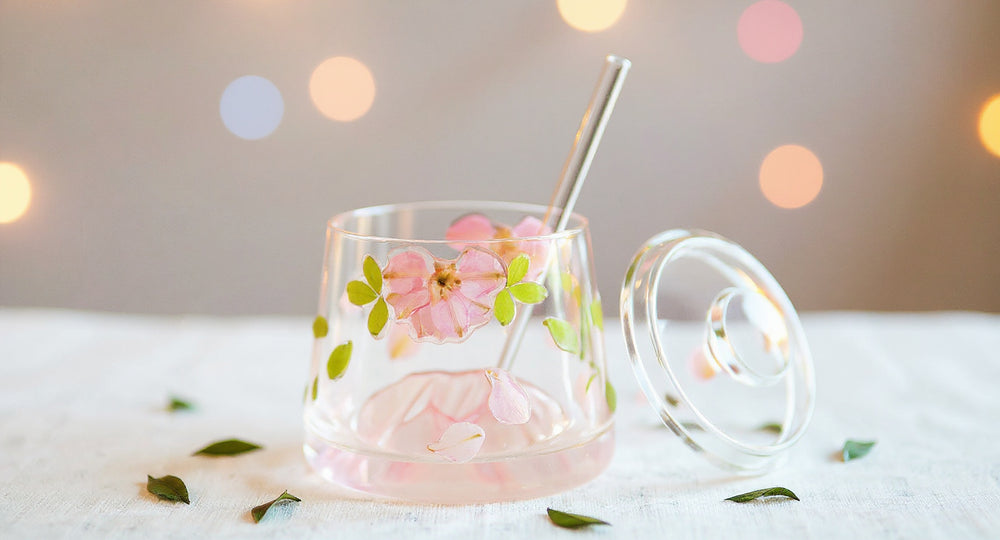 Premium Fuji Mountain Real Flower Whiskey Glass 400ml with preserved flower relief, lid and straw on white marble