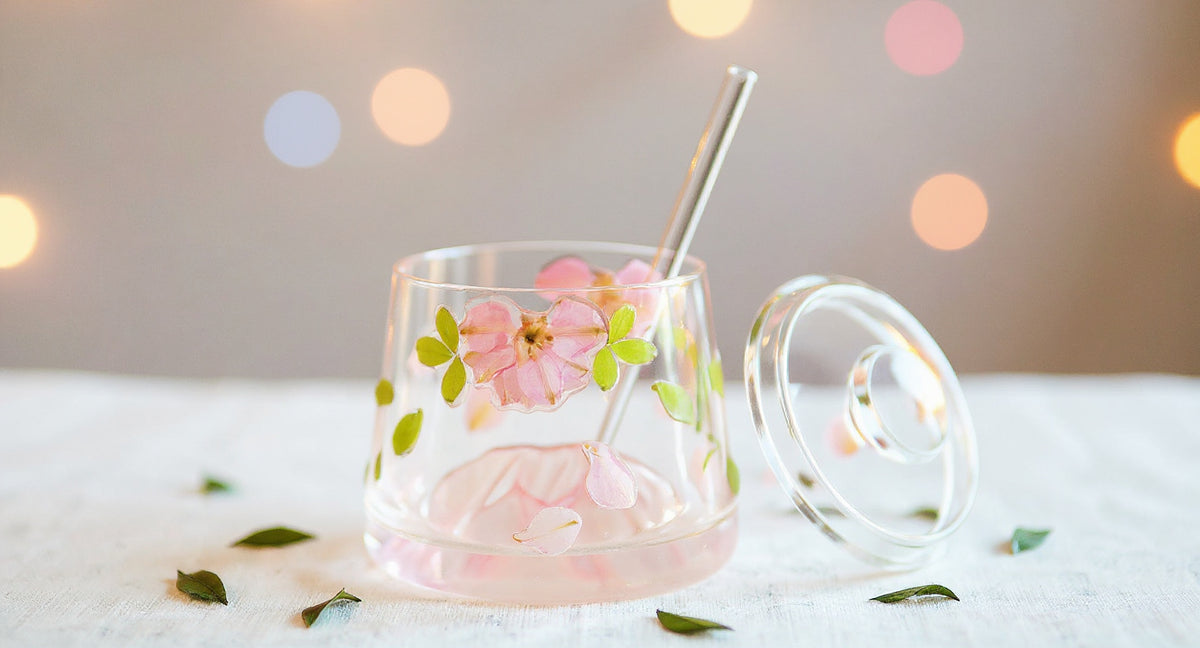 Premium Fuji Mountain Real Flower Whiskey Glass 400ml with preserved flower relief, lid and straw on white marble