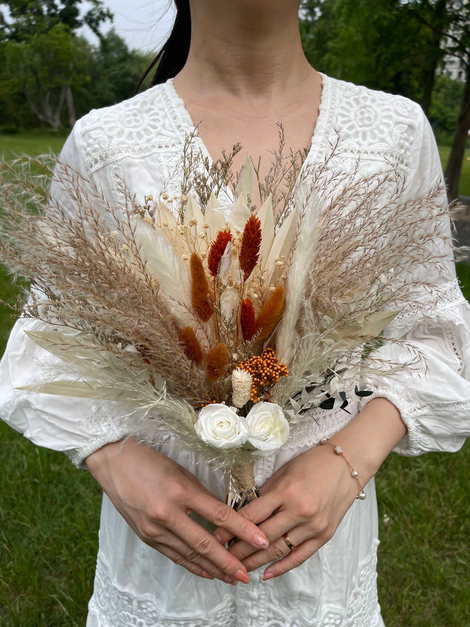 Fluffy Dried Flower Bouquet and Pampas Grass Arch Arrangement - Driedflowers Wholesale Pampas Factory Wedding Pampas Bouquets