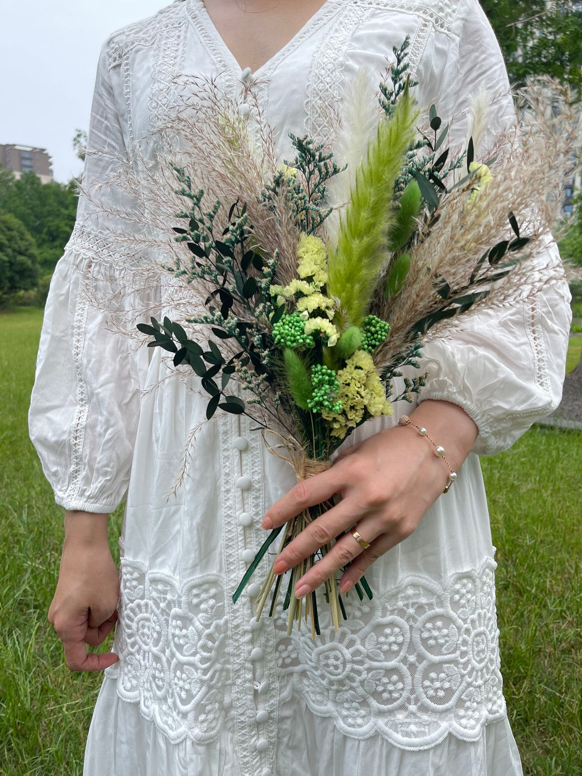 Stylish Pampas Grass Wedding Decor and Bouquets - Driedflowers Wholesale Pampas Factory Wedding Pampas Bouquets