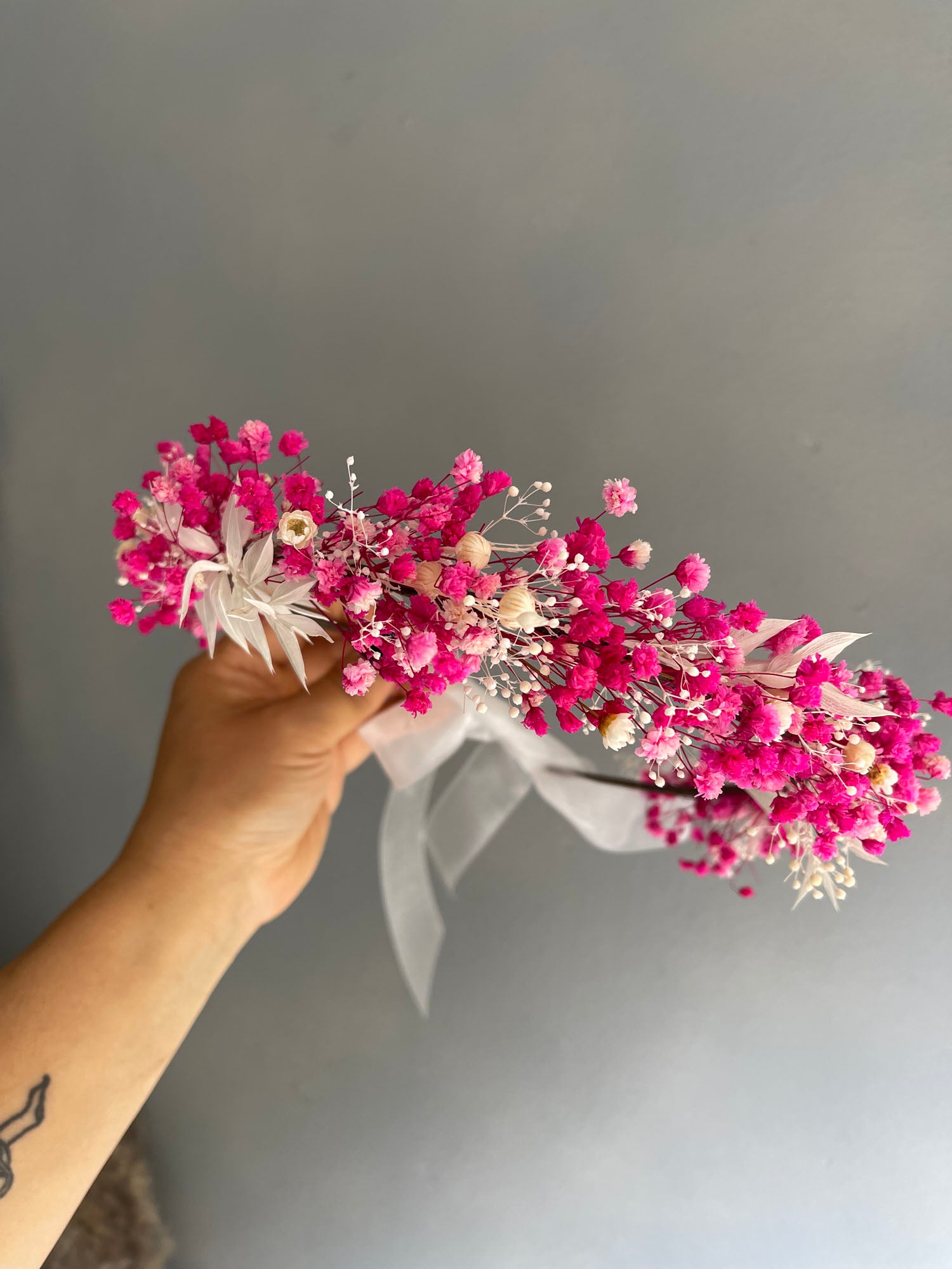 Decorate Your Home with This Dried Flower Wreath to Make You More Beautiful and It Can Also Decorate Your Hair, Adorned with Baby's Breath and Hydrangea