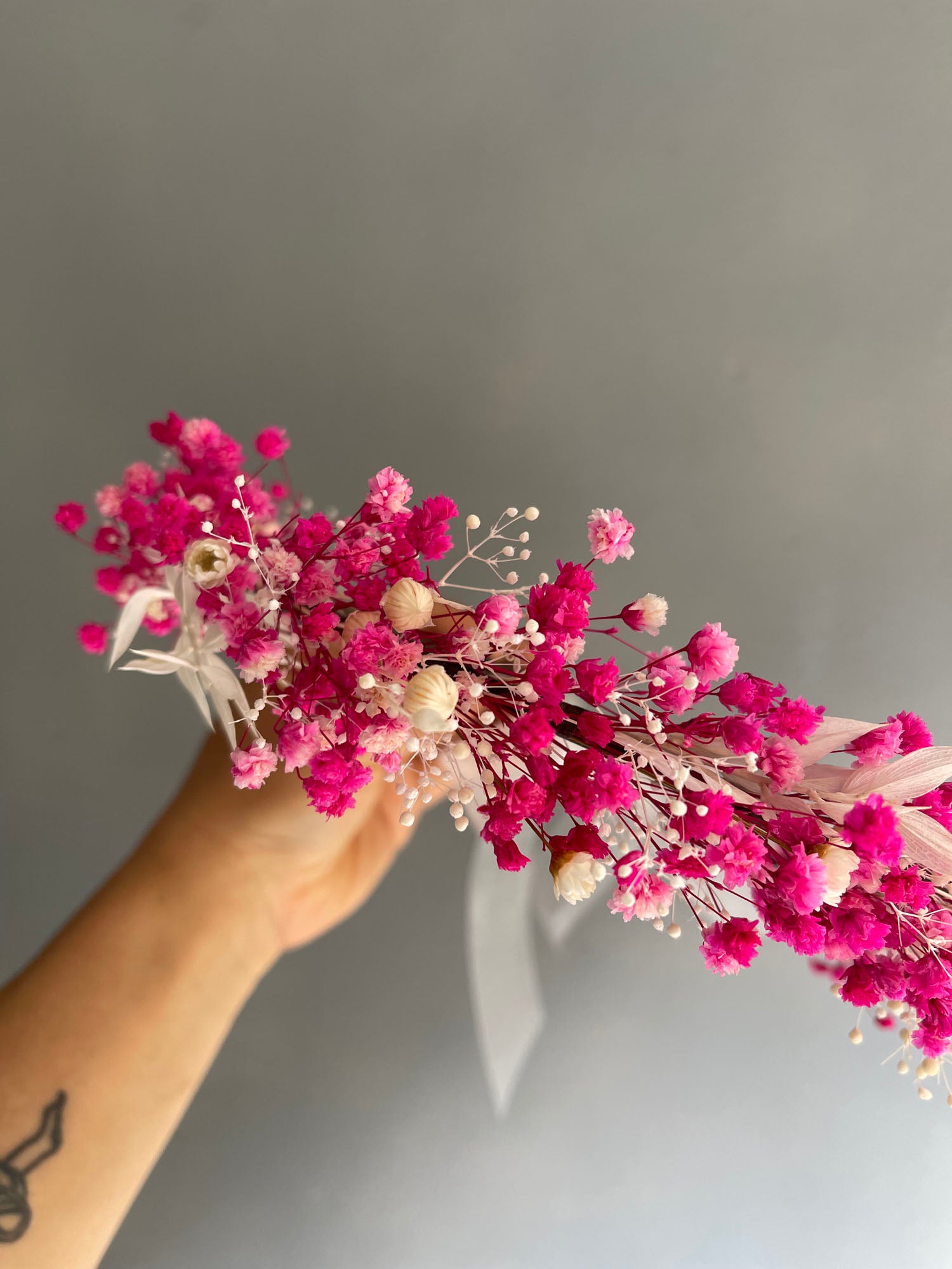 Decorate Your Home with This Dried Flower Wreath to Make You More Beautiful and It Can Also Decorate Your Hair, Adorned with Baby's Breath and Hydrangea