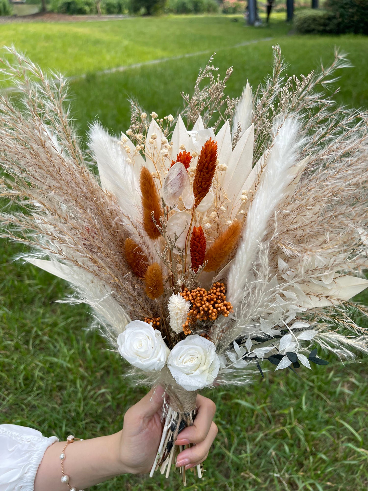 Fluffy Dried Flower Bouquet and Pampas Grass Arch Arrangement - Driedflowers Wholesale Pampas Factory Wedding Pampas Bouquets