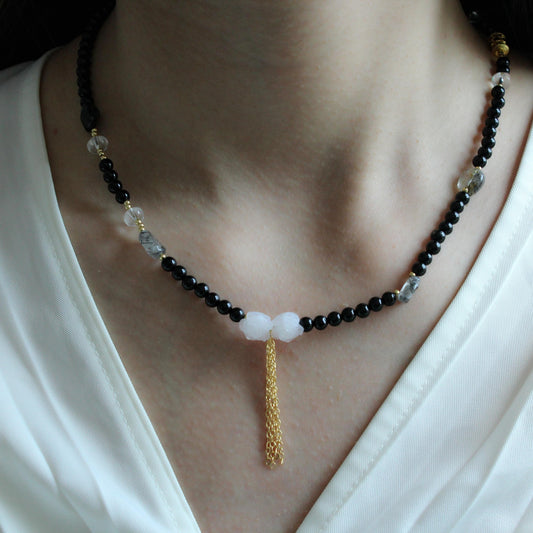 Black Onyx Choker，Black Rutilated Quartz & White Resin Rose Necklace，Gothic Vintage Jewelry，Elegant Floral Pendant，Handmade Gift