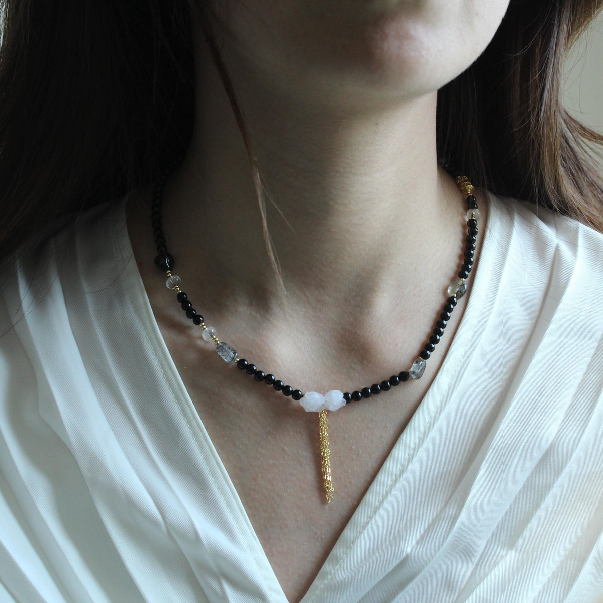 Black Onyx Choker，Black Rutilated Quartz & White Resin Rose Necklace，Gothic Vintage Jewelry，Elegant Floral Pendant，Handmade Gift